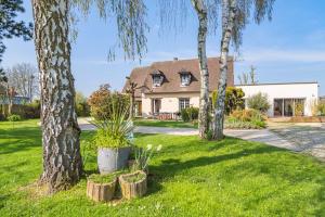 a house with three trees in the yard at LA VILLA PALOMA in Crécy-la-Chapelle