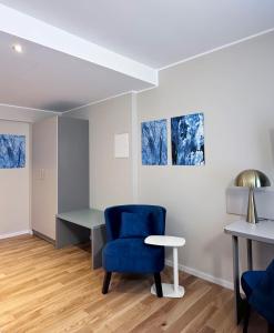 a room with a blue chair and a table at Townhouse Düsseldorf in Düsseldorf