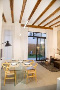 a living room with a glass table and chairs at Can Turia in Valencia