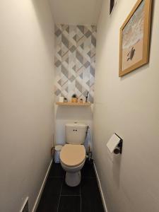 a small bathroom with a toilet in a hallway at L'Atelier Eiffel Moderne & confortable in Saint-Brieuc +6 photos