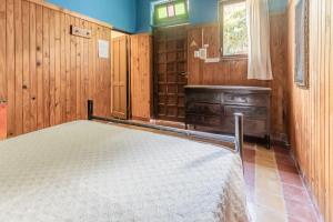 a bedroom with a bed and a dresser at Andamundos Hostel in Mina Clavero