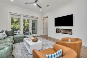 a living room with a couch and a tv at Seafarer Lodge South in Jekyll Island