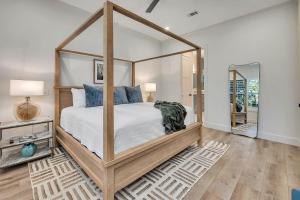 a large wooden canopy bed in a bedroom at Seafarer Lodge South in Jekyll Island