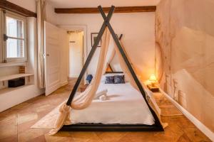 a bedroom with a hammock in a room at La Planète 612 - Vue Capitole in Toulouse