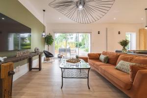 a living room with a couch and a table at LA VILLA PALOMA in Crécy-la-Chapelle
