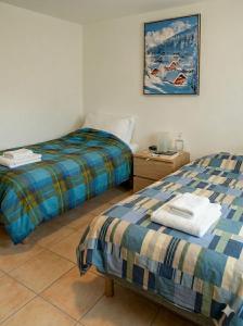 two beds sitting next to each other in a room at Jolie Maison in Châtillon