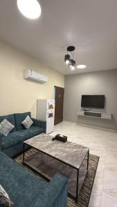 a living room with a couch and a table at شقق ثمانين بارك1 in Khamis Mushayt