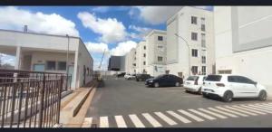 a street with cars parked in a parking lot at Gran Torino in Aparecida de Goiânia