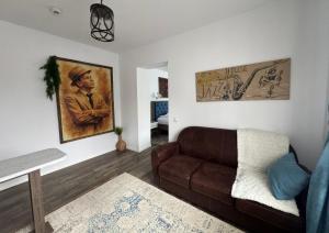 a living room with a couch and a painting on the wall at Jazz House in Voroneţ