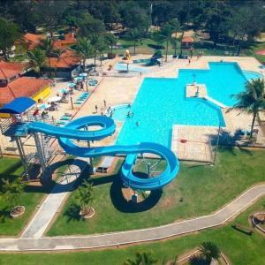 an aerial view of a swimming pool at a resort at Casa piscina privativa e Área Gourmet - Condomínio 24 hs in Araruama