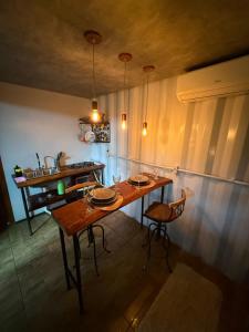 a kitchen with a wooden table and two chairs at Cipó Container in Santana do Riacho