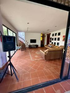 a living room with a television and a couch at El Encanto in Olaya