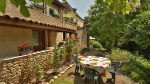 a table and chairs in the yard of a house at L'Auberge du Périgord in Truffe