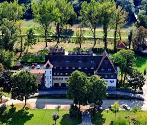 Una vista aérea de un gran edificio con árboles. en Hotel Gradina Morii, en Sighetu Marmaţiei