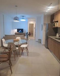 a living room with a table and chairs and a kitchen at Departamento equipado en el macrocentro santa fe in Santa Fe