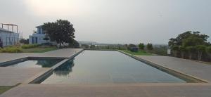 a pool of water in the middle of a courtyard at 'Tatvamasi' Farmstay, Hillock The Nature Retreat, Vikarabad in Morangpalli