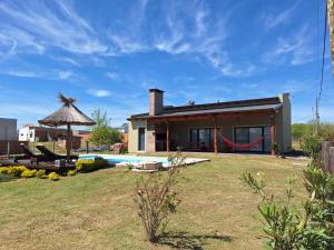 a house with a yard with a pool at Quinta El Oasis ORO VERDE in Oro Verde