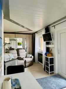 a small living room with a couch and a living room at Ruhe Oase am Riesrand in Unterschneidheim