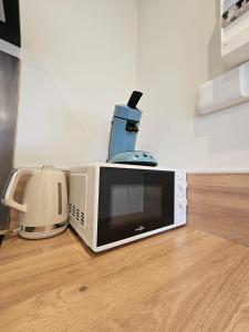 a microwave with a blender sitting on top of it at L'Entre Deux Gare Centre-Ville in Saint-Brieuc