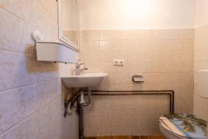 a bathroom with a sink and a toilet at Space Comfort Bremen Apartment bis zu 5 Personen in Bremen