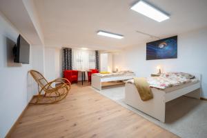 a room with two beds and a table and chairs at Space Comfort Bremen Apartment bis zu 5 Personen in Bremen