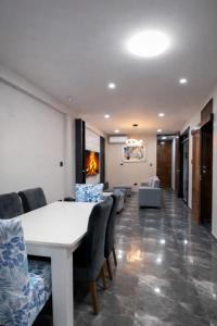 a dining room with a white table and chairs at Peruyork Arbnb - Sol de Pimentel in Chiclayo