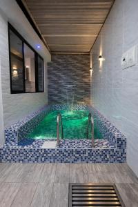 a swimming pool in a bathroom with a blue tiled tub at Peruyork Arbnb - Sol de Pimentel in Chiclayo +5 photos