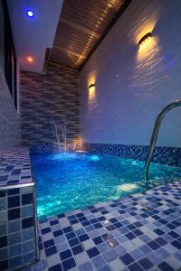 a swimming pool in a house with a water fountain at Peruyork Arbnb - Sol de Pimentel in Chiclayo