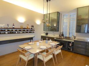 a dining room with a table and a kitchen at ALC - MOL4 - 8 min Palais in Cannes
