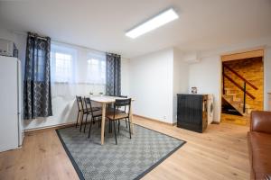 a kitchen and dining room with a table and chairs at Space Comfort Bremen Apartment bis zu 5 Personen in Bremen