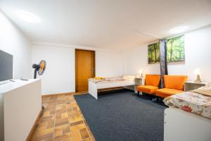 a room with two beds and a desk and chairs at Space Comfort Bremen Apartment bis zu 5 Personen in Bremen