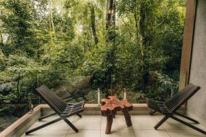 two chairs and a table in front of a window at Hotel Tré Iguazú in Puerto Iguazú
