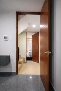 a hallway with a door leading to a bedroom at Peruyork Arbnb - Calle España in Chiclayo