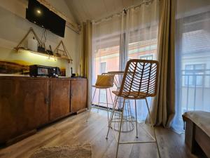 a kitchen with a table and two chairs in a room at Apartamenty Prosta & Podmurna z klimatyzacją in Toruń