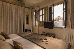 a bedroom with a large bed and a window at Balcón de Córdoba in Córdoba