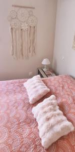 a bedroom with two white towels on a bed at Chambre la Bohème in Élancourt