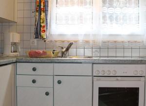 um balcão de cozinha com um lavatório e um lavatório em Chalet Alpentraum, alte Gasse 20 em Saas-Grund