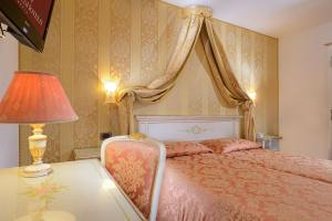 Ένα ή περισσότερα κρεβάτια σε δωμάτιο στο Ambassador Tre Rose