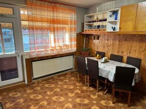 a dining room with a table and chairs at DekaHome4you in Marten