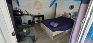 a small bedroom with a bed and a desk at Studio proche de l'Océan - Calme et Pratique in Capbreton