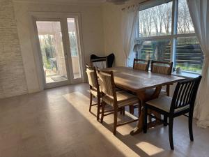a dining room with a wooden table and chairs at Stort byhus i Lemvig in Lemvig