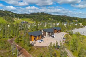an aerial view of a lodge with a parking lot at Rukan Houkutus in Ruka