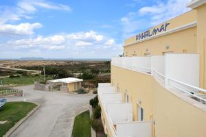 Blick vom Balkon eines Gebäudes in der Unterkunft Hotel Pinhal Mar in Peniche