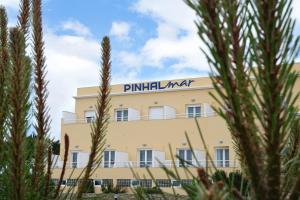 ein Gebäude mit einem Schild darauf in der Unterkunft Hotel Pinhal Mar in Peniche