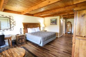 a bedroom with a bed and a wooden ceiling at The Boulder Creek Lodge in Nederland