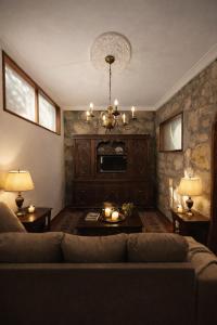 a living room with a couch and a chandelier at Casa Quixote Matosinhos in São Mamede de Infesta