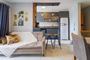 a living room with a couch and a kitchen at Curta Praia do Quilombo - Lunata in Penha