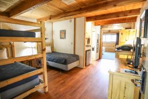 a room with two bunk beds in a cabin at The Boulder Creek Lodge in Nederland
