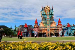 a large building with a castle in the background at Curta Praia do Quilombo - Lunata in Penha