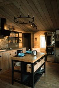 eine Küche mit einem Tisch in einem Zimmer in der Unterkunft Chalet WILD in Geel